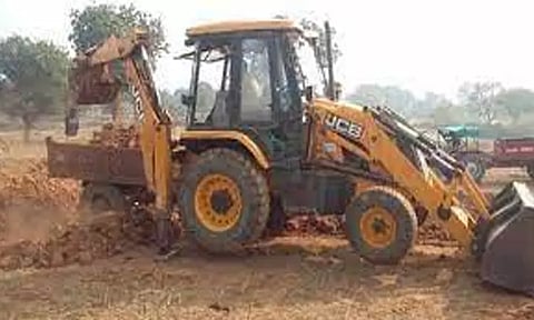 கொருக்குப்பேட்டையில் கால்வாய் தூர்வாரும்போது பொக்லைன் எந்திரம் மோதி 4 வீடுகள் சேதம்