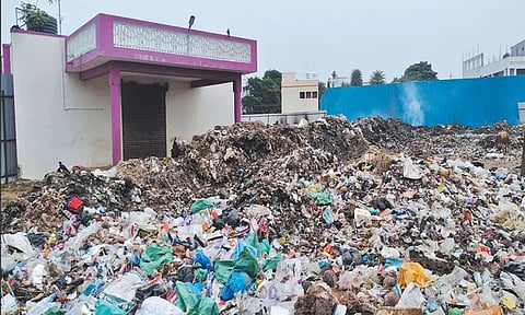 ஊரப்பாக்கம் ஊராட்சியில் சாலையோரம் மலை போல் குவிந்து கிடக்கும் குப்பை; நடவடிக்கை எடுக்க பொதுமக்கள் கோரிக்கை