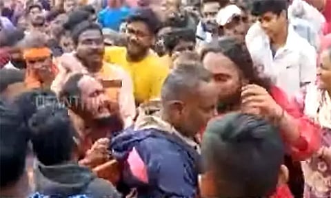 காவி உடை அணிந்திருந்த மூவர்... குழந்தை கடத்தல்காரர்கள் என சந்தேகித்து தர்ம அடி கொடுத்த மக்கள்