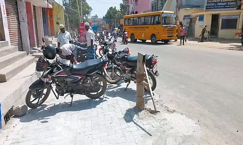 திருத்தணியில் சாலையின் நடுவில் உள்ள மின் கம்பங்கள், அடிபம்புகளை அகற்றாமல் நடைபாதை; நடவடிக்கை எடுக்க பொதுமக்கள் கோரிக்கை