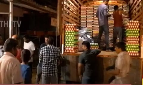 நூதன முறையில் கொள்ளையில் ஈடுபட்ட கும்பல் - சாமர்த்தியமாக தப்பித்த 60,000 முட்டைகள்