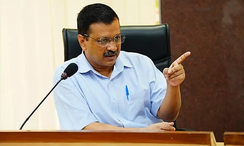 என் மனைவி கூட இவ்வளவு காதல் கடிதங்களை எழுதவில்லை; கவர்னரை சாடிய கெஜ்ரிவால்