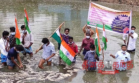 தேசியக்கொடியுடன் வீரசோழன் ஆற்றில் இறங்கி இளைஞர்கள் போராட்டம்