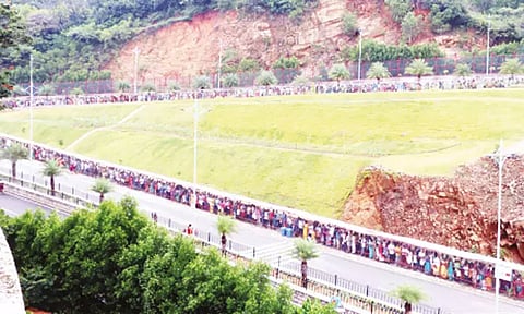 திருப்பதி ஏழுமலையான் கோவிலில் பக்தர்கள் கூட்டம் அலைமோதல்: இலவச தரிசனத்துக்கு 30 மணிநேரம் ஆகிறது