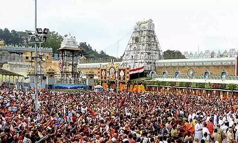 திருப்பதி பிரம்மோற்சவ விழா; ஊழியர்களுக்கு ஆடைகள், ஊக்கத்தொகை - அறங்காவலர் குழு தலைவர் வழங்கினார்