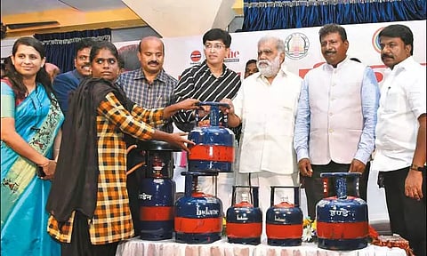 2 கிலோ கியாஸ் சிலிண்டர் விற்பனை அமைச்சர் ஐ.பெரியசாமி தொடங்கிவைத்தார்