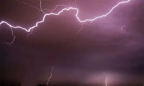 ஆன்லைனில் படிப்பதற்காக மலை உச்சிக்கு சென்ற 3 மாணவர்கள் மின்னல் தாக்கி காயம்