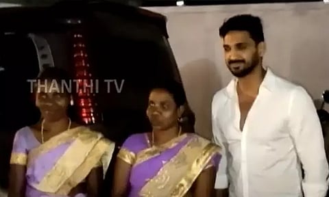 விசாரணைக்கு வந்த இடத்தில் ரசிகைகளுடன் போட்டோ எடுத்துக்கொண்ட செல்லம்மா சீரியல் ஹீரோ