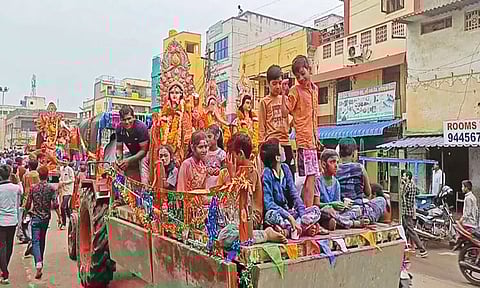 ஸ்ரீபெரும்புதூரில் விஜயதசமி விழா: சாமி சிலைகளை ஊர்வலமாக எடுத்து வந்து வடமாநிலத்தினர் நடனம்