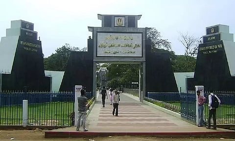 விடுமுறையையொட்டி வண்டலூர் உயிரியல் பூங்காவுக்கு 44 ஆயிரம் பேர் வருகை