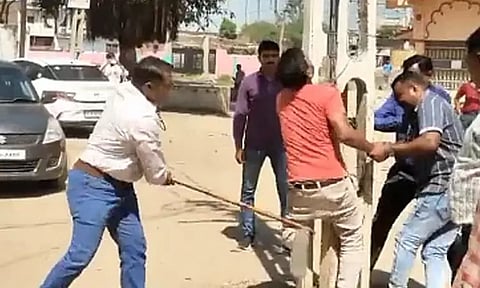 மத நிகழ்ச்சியில் கல் வீசிய நபர்களை ஊர் நடுவே மின்கம்பத்தில் கட்டி வைத்து அடித்த போலீசார் - அதிர்ச்சி சம்பவம்