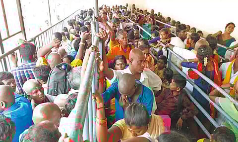 திருத்தணி முருகன் கோவிலில் அன்னதான திட்டம்; போதிய பணியாளர்கள் இல்லாததால் பக்தர்கள் நீண்ட நேரம் காத்திருப்பு