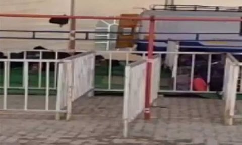 திருப்பதியில் லக்கேஜ்களை தூக்கி வீசும் தேவஸ்தான ஊழியர்கள்- பக்தர்கள் அதிர்ச்சி