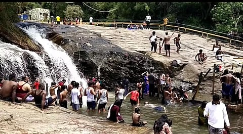 தொடர் விடுமுறை எதிரொலி: கும்பக்கரை, சுருளி அருவிகளில் குவிந்த சுற்றுலா பயணிகள்: உற்சாகமாக குளித்து மகிழ்ந்தனர்