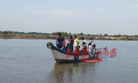 உயிரை பணயம் வைத்து படகில் ஆற்றை கடந்து செல்லும் கொடியம்பாளையம் தீவு மக்கள்