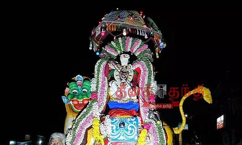 வேதாரண்யம் வேதமாகாளியம்மன் கோவிலில் அம்பு போடும் நிகழ்ச்சி