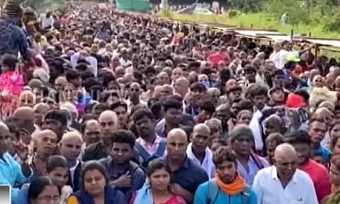 திருப்பதியில் 52 மணி நேரம் காத்திருந்து இலவச தரிசனம் செய்யும் பக்தர்கள்