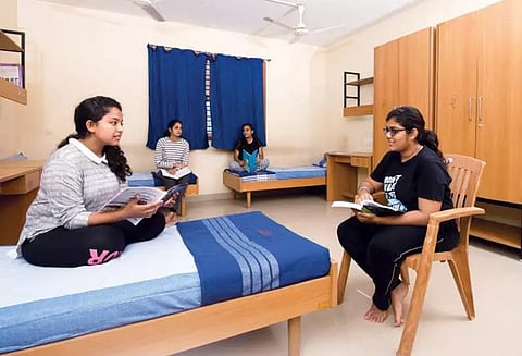 விடுதி மாணவிகள் பாதுகாப்பில் பெற்றோரின் பங்கு