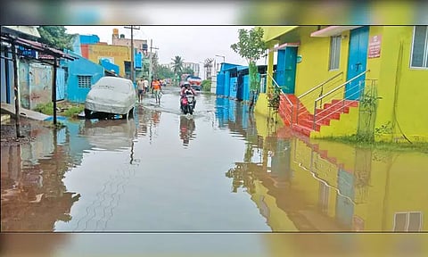 திருவொற்றியூரில் கால்வாய் பணி முடியாததால் 10 தெருக்களில் வீடுகளை சூழ்ந்து நிற்கும் மழைநீர் - பொதுமக்கள் அவதி