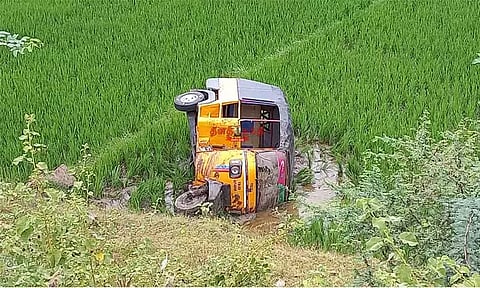 தர்மபுரி: துக்க நிகழ்ச்சிக்கு சென்ற ஆட்டோ வயலில் கவிழ்ந்து விபத்து - பெண்கள் உட்பட 8 பேர் காயம்