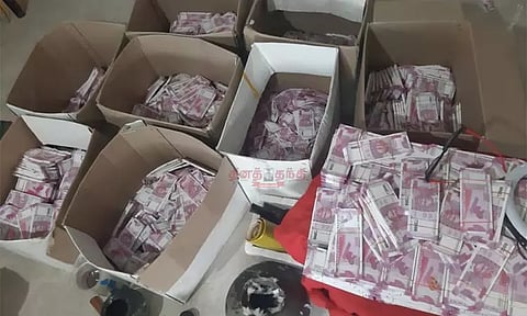 கோவை: வீட்டில் கட்டுக்கட்டாக பதுக்கி வைத்திருந்த 2,000 ரூபாய் கள்ள நோட்டுகள்- அதிர்ச்சியில் உறைந்த போலீசார்