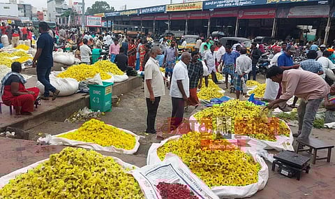 தர்மபுரி சந்தையில் பூக்கள் விலை வீழ்ச்சி விவசாயிகள் கவலை