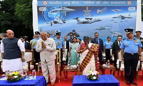 விமானப்படை தினத்தையொட்டி போர் விமானங்களின் கண்கவர் சாகசம்; ஜனாதிபதி திரவுபதி முர்மு பார்வையிட்டார்