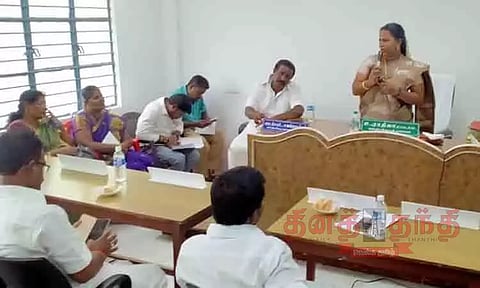 சேதமடைந்த சாலைகளை சீரமைக்க வேண்டும்-ஆர்.எஸ்.மங்கலம் யூனியன் கூட்டத்தில் கவுன்சிலர்கள் வலியுறுத்தல்