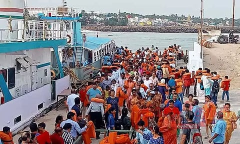 கன்னியாகுமரியில் சுற்றுலா பயணிகள் கூட்டம் அலைமோதியது