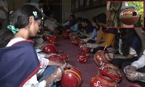 நவராத்திரி கொண்டாட்டத்திற்கு பின் மண்பானைகள் பறவை கூடுகளாக மாற்றம்