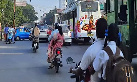 புதுச்சேரியில் ஹெல்மெட் இன்றி இருசக்கர வாகனம் ஓட்டினால் ரூ.1,000 அபராதம்