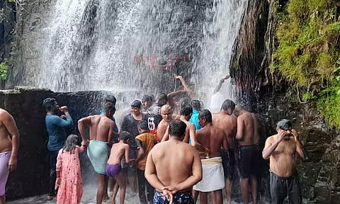 அகஸ்தியர் அருவியில் சுற்றுலா பயணிகள் ஆனந்த குளியல்