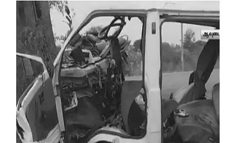 காரைக்குடி அருகே மின்கம்பத்தில் வேன் மோதிய விபத்தில் 3 பேர் உயிரிழப்பு...!