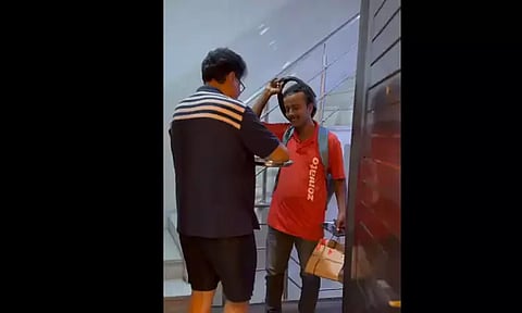 ஆன்லைனில் ஆர்டர் செய்த உணவை தாமதமாக டெலிவரி செய்த ஊழியருக்கு வீட்டு வாசலில் 'ஆரத்தி' எடுத்த நபர்! வைரல் வீடியோ