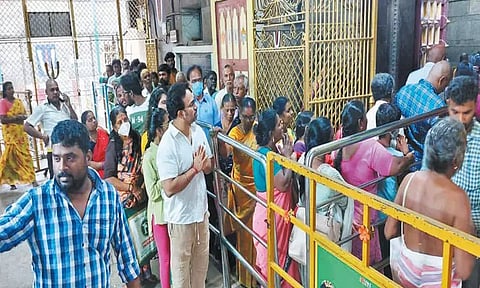 புரட்டாசி மாத சனிக்கிழமையையொட்டி பெருமாள் கோவில்களில் பக்தர்கள் குவிந்தனர்