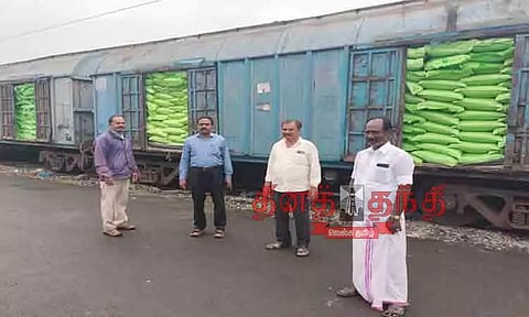 சூரத்தில் இருந்து 550 டன் யூரியா உரங்கள் வந்தன