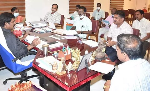 விழுப்புரம்- திண்டிவனம் நகராட்சி பகுதிகளில் பாதாள சாக்கடை திட்டப்பணிகளை விரைந்து முடிக்க வேண்டும் கலெக்டர் மோகன் உத்தரவு