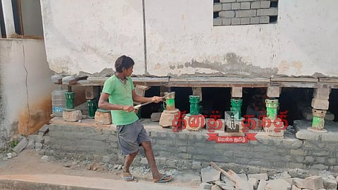 திருச்செங்கோடு அருகே ஜாக்கிகள் மூலம் வீட்டை 4 அடி தூக்கி உயர்த்திய ருசிகரம்