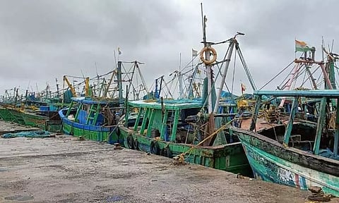 கடல் சீற்றம் எதிரொலி பரங்கிப்பேட்டை பகுதி மீனவர்கள் 3-வது நாளாக மீன்பிடிக்க செல்லவில்லை