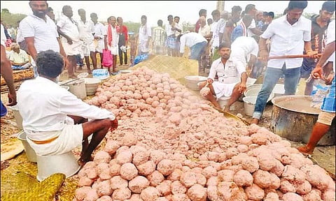 ஆண்கள் மட்டுமே பங்கேற்ற வினோத திருவிழா