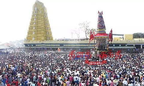 தசரா விழா முடிவடைந்த நிலையில் மைசூரு சாமுண்டீஸ்வரி அம்மன் கோவிலில் தேரோட்டம்