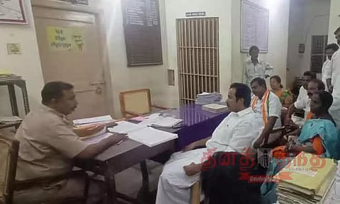 மாணவனுக்கு திராவகம் கலந்த குளிர்பானம் கொடுத்த விவகாரம்:நடவடிக்கை எடுக்காததை கண்டித்து போலீஸ் நிலையத்தைகாங்கிரசார் முற்றுகை