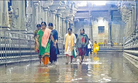 நள்ளிரவில் பலத்த மழை: ராமேசுவரம் கோவிலுக்குள் மழைநீர் புகுந்தது