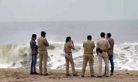 7 இந்திய மீனவர்களை கடத்தி கொல்ல முயற்சி; பாகிஸ்தான் கடற்படையினர் மீது வழக்கு - குஜராத் போலீஸ் அதிரடி