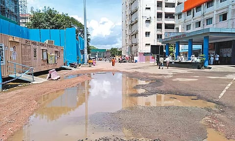கீழ்ப்பாக்கம் அரசு ஆஸ்பத்திரி வளாகத்தில் குட்டைபோல் தேங்கி நிற்கும் மழைநீரால் நோயாளிகள் அவதி; நடவடிக்கை எடுக்கப்படுமா?