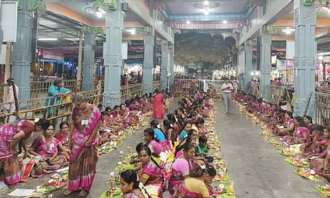 குலசை முத்தாரம்மன் கோவிலில் திருவிளக்கு பூஜை