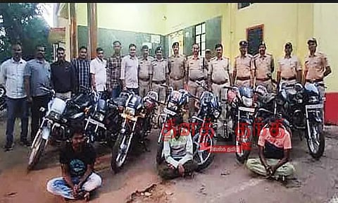 தார்வாரில் மோட்டார் சைக்கிள்கள் திருடிய 3 பேர் கைது
