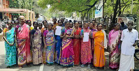 ஊராட்சி தலைவர் கிராம மக்களுடன் மனு