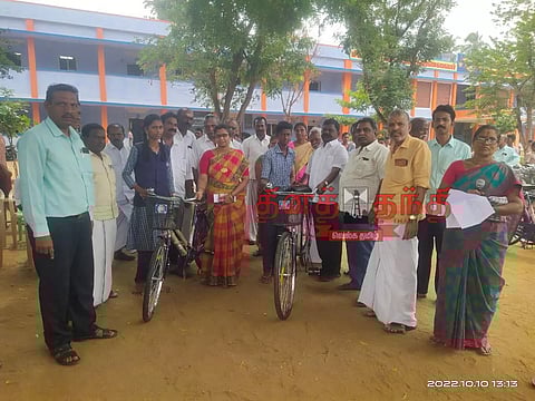 223 மாணவ, மாணவிகளுக்கு இலவச சைக்கிள்