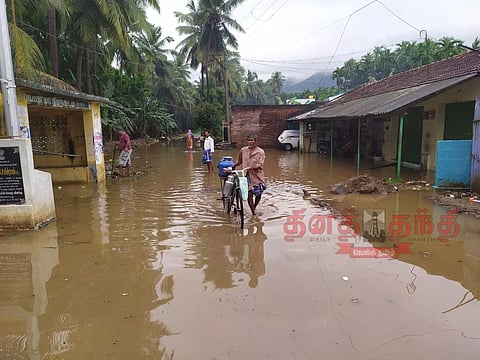 கொல்லிமலையில் பலத்த மழை: ஏரி நிரம்பி கிராமத்துக்குள் தண்ணீர் புகுந்தது சாலையில் மரங்கள் முறிந்து விழுந்ததால் போக்குவரத்து பாதிப்பு